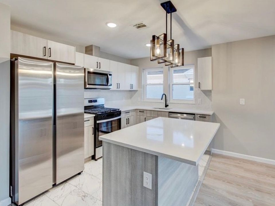 1st image of 1081 18th Ave #2