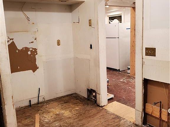 4th image of 11920 Minor Ave