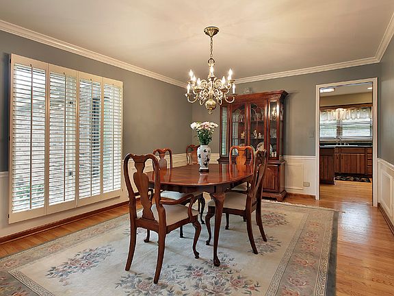 2nd image of 140 W Blackthorn Ln