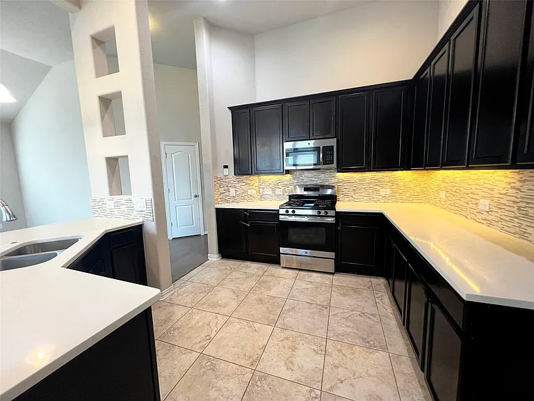 613 Palmilla St — Photo 15
