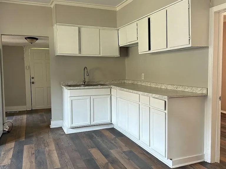 1304 Avenue G — Photo 8