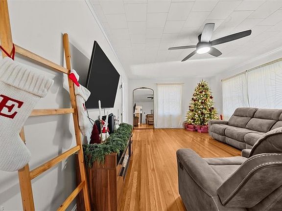 5th image of 210 Sharon Ave