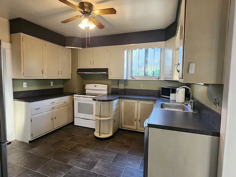 470 Maple St — Photo 14