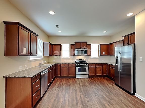 3rd image of 392 NW Sweet Shrub Ct