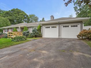 19 Meadowridge Dr, Shelton, CT 06484