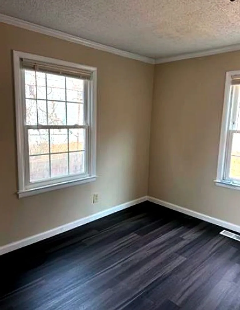 Renovated 2 bed & 1 bath home — Photo 3