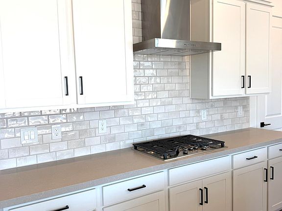 3rd image of 783 W Longwood Drive
