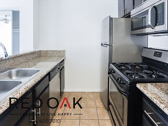 3rd image of 1522 1/2 N Formosa Ave #302