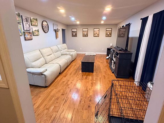3rd image of 212 Norfolk Cir