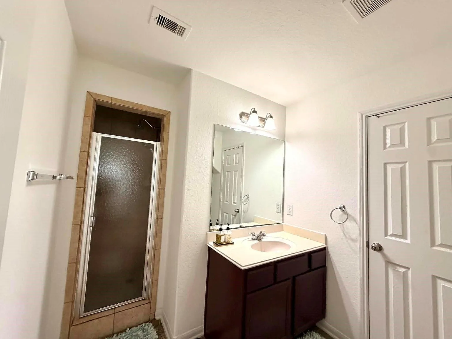 4 bed, 3.0 bath, 2258 sqft, $2,200 — Photo 3