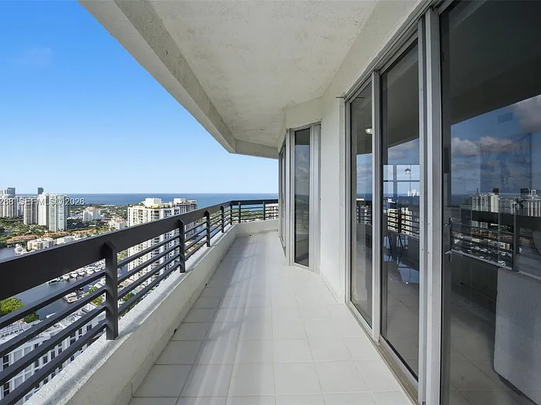 3500 Mystic Pointe Dr #Penthouse 5 — Photo 1