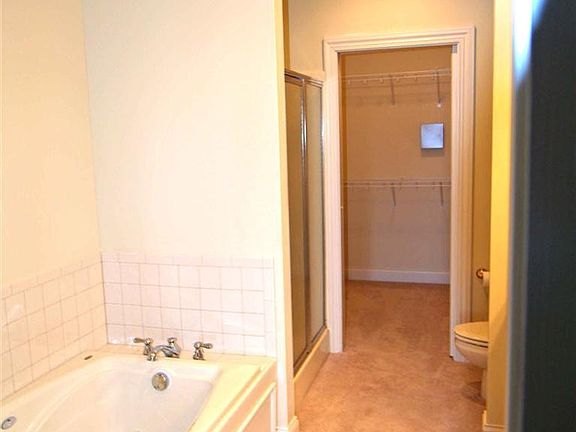 5th image of 207 Clairmont Cir