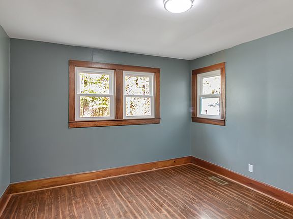 5th image of 229 Chestnut St N
