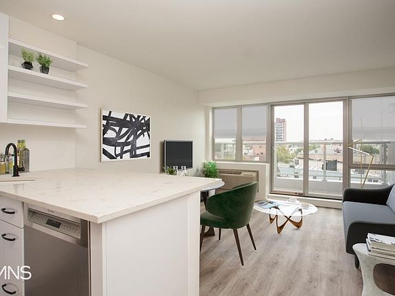 3rd image of 387 Manhattan Ave APT 4C