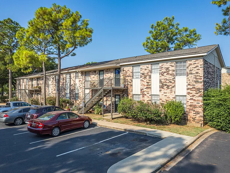 Colonial Plaza Apartments — Photo 7