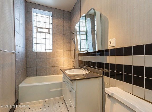 5th image of 2121 N Sheffield Ave APT 1R