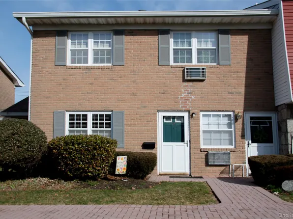 18 Springwood Drive #A, North Babylon, NY 11703