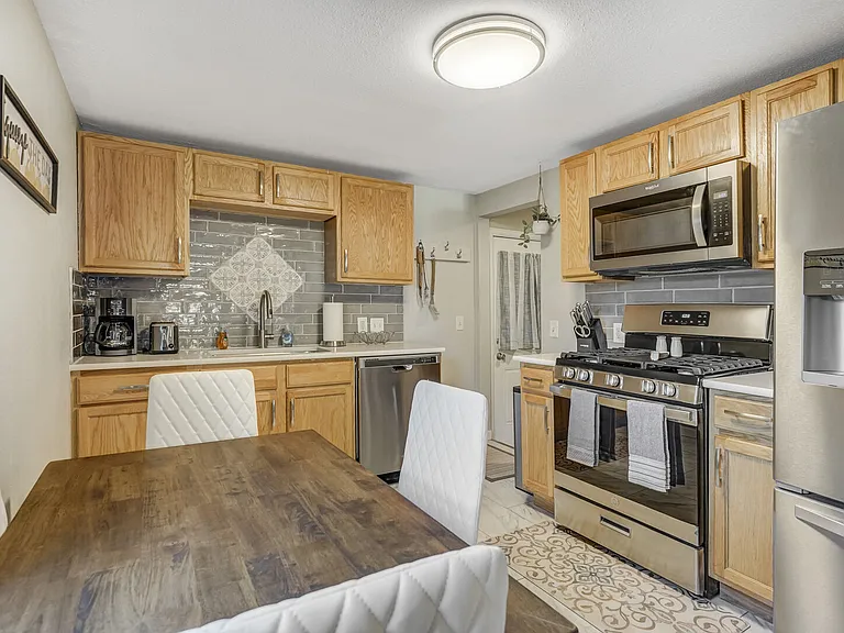 Small but well stocked kitchen with all your cooking needs