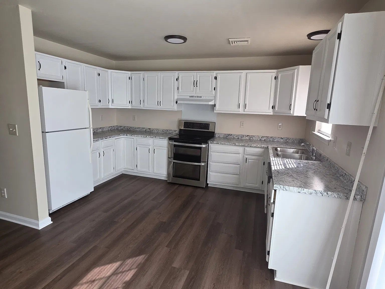 3 bed, 2.0 bath, 1100 sqft, $1,400 — Photo 3