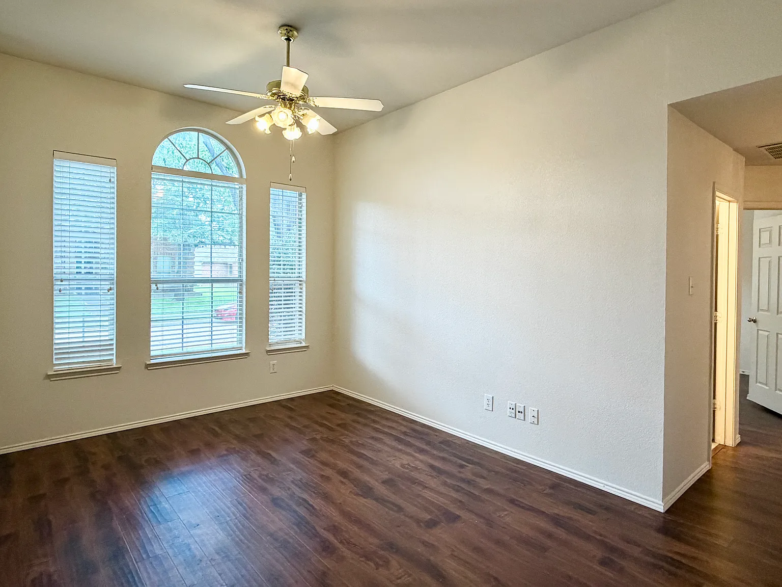 4 bed, 2209 sqft, $2,400 — Photo 4
