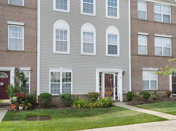 95 Woodlake Dr, Parlin, NJ 08859