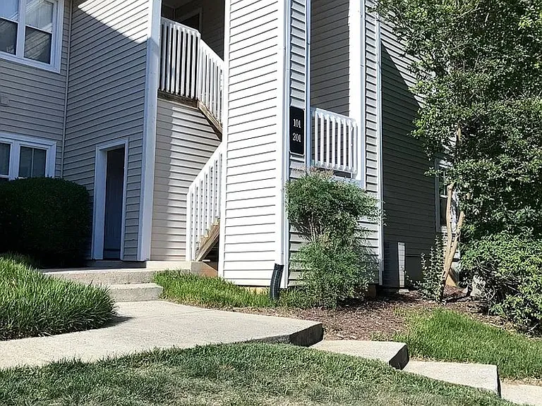 6000 Winterpointe Ln #101 — Photo 1