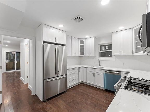 3rd image of 2318 Plumb 1 St