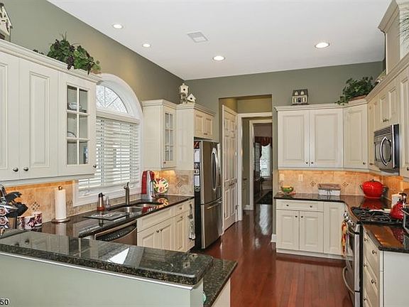 5th image of 11 Schindler Ct