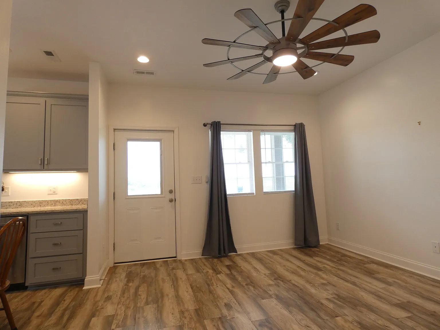 2 bed, 800 sqft, $1,250 — Photo 1