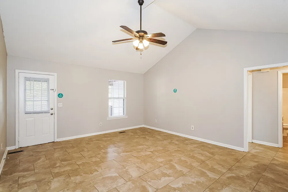 3 bed, 2.0 bath, 1600 sqft, $1,995 — Photo 3