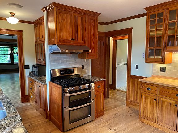 4th image of 385 Belmont St #2