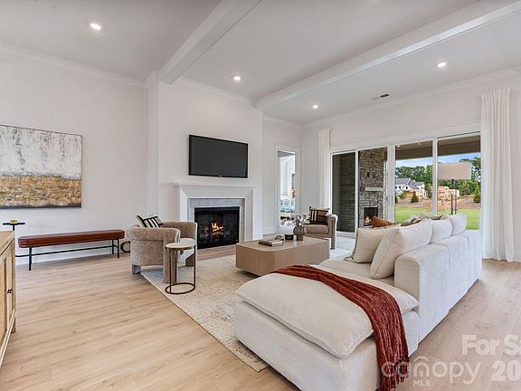 4th image of 631 Lochaven Rd