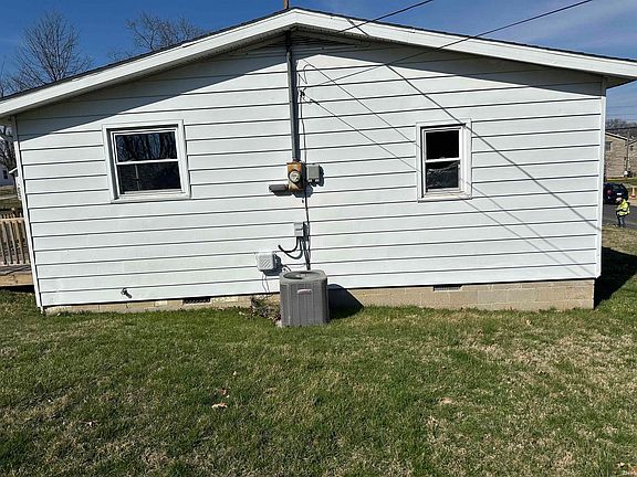 3rd image of 913 N Lindbergh Dr