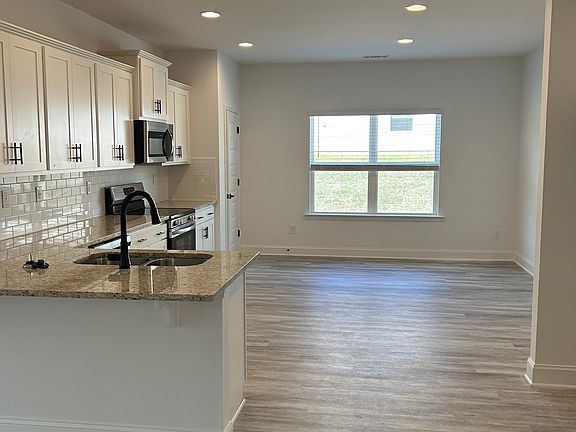 3rd image of 1409 Barrington Place Ln