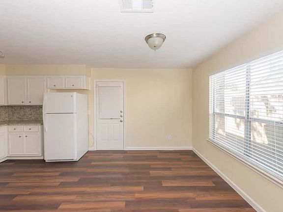 4th image of 4318 Hickory Grove Dr