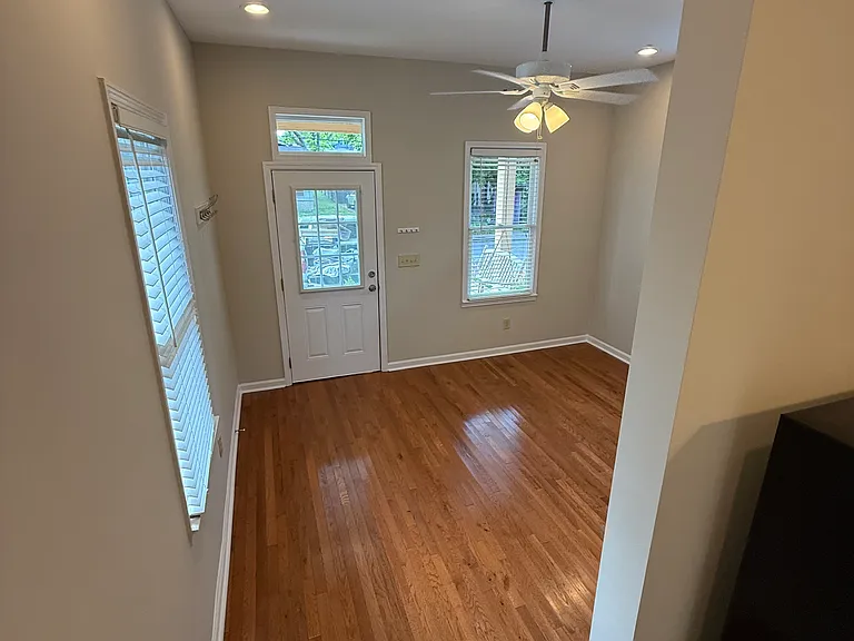 906 Blythe St — Photo 9