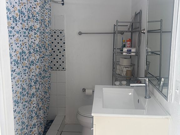 2nd image of 724 Calle Cerra #B7