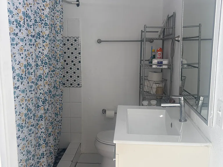 724 Calle Cerra #B7 — Photo 2