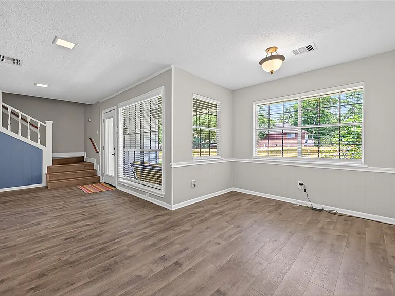 105 Glenmora Ct — Photo 16