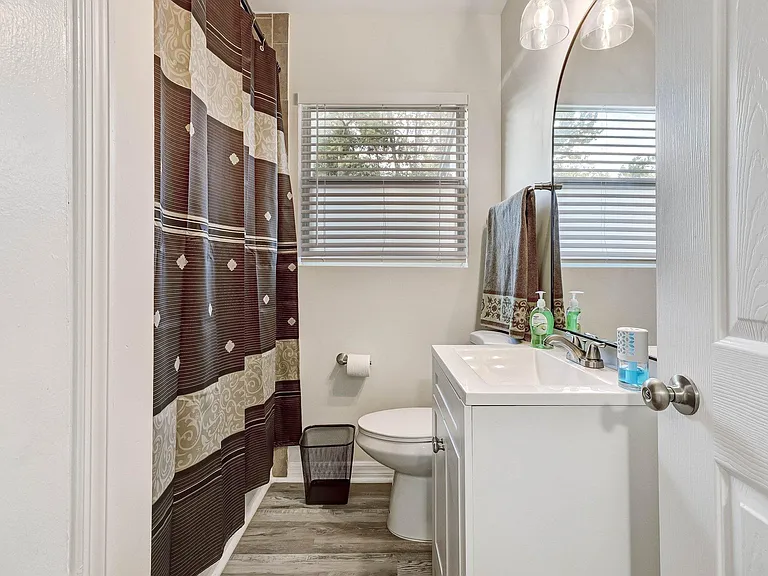 Shower & Tub
All members have access to 2 bathrooms