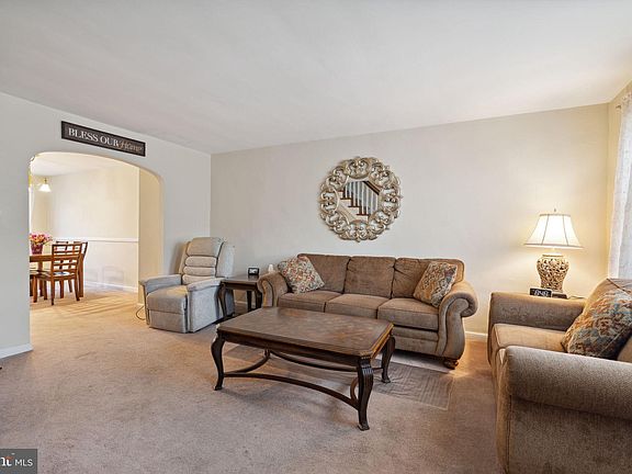 4th image of 5835 Newtown Ave