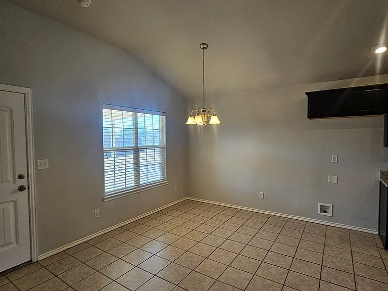 916 Mays Dr — Photo 8