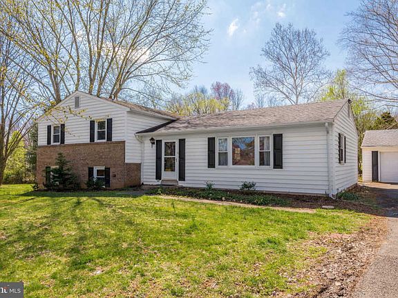 3rd image of 7094 Lakeview Dr