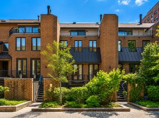 1307 N Sutton Pl, Chicago, IL 60610