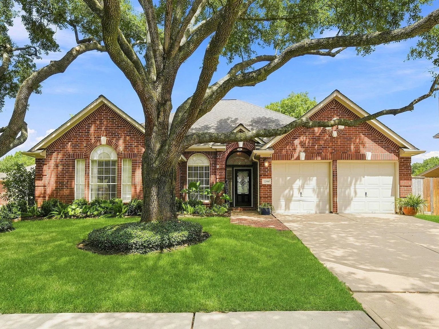 3 bed, 2.0 bath, 2058 sqft, $2,100 — Photo 1