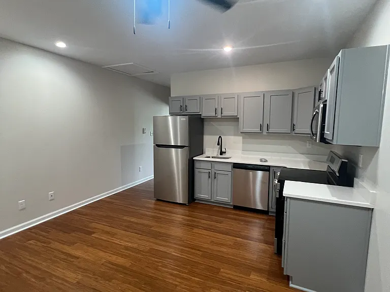 151 N Bardstown Rd — Photo 4