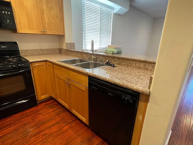 5330 Satsuma Ave — Photo 25
