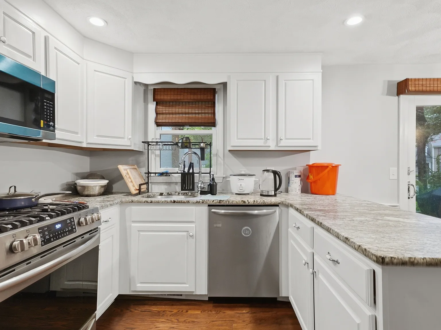 2 bed, 1.5 bath, 1240 sqft, $3,400 — Photo 3