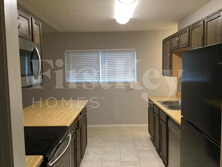 717 Redbud Dr — Photo 5