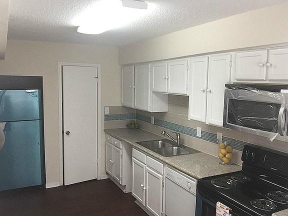 2nd image of 8313 Ariel St